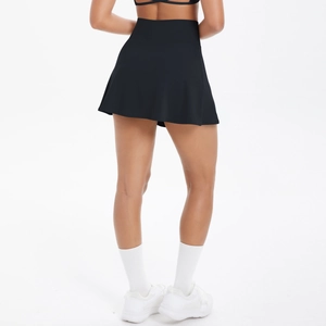 Dettaglio posteriore della gonna pantalone da tennis nera a vita alta in tessuto tecnico