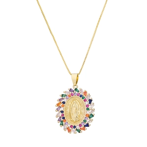 Collier doré avec pendentif Vierge Marie orné d'un halo de zircons rectangulaires colorés