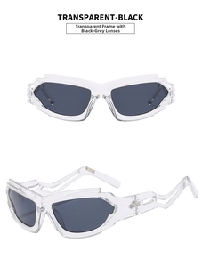 Detalle de las gafas de sol futuristas Y2K transparentes con cristales grises