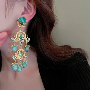 Boucles d'oreilles pendantes style vintage avec résine verte et motifs floraux dorés
