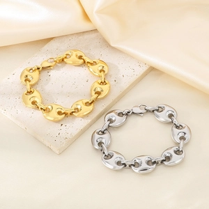 Dettaglio del bracciale a catena a chicco di caffè da 19 mm in finiture oro 18K e argento
