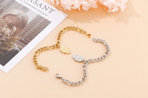 Dettaglio del bracciale con mano di Fatima in oro e argento con catena Figaro
