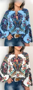Détail d'une blouse bohème avec liens à glands et imprimés floraux symétriques de perroquets