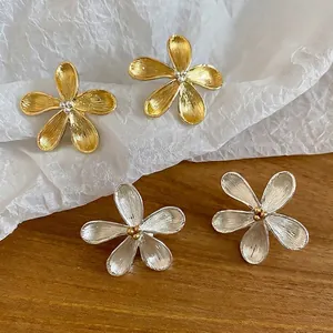 Orecchini a fiore in metallo spazzolato oro e argento per un look quotidiano elegante