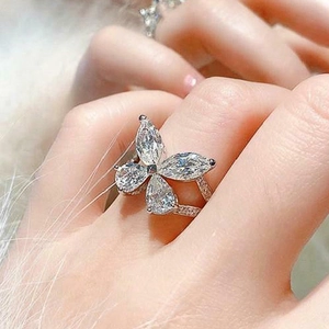 Bague papillon élégante avec pierres de marquise et pavé de cristaux étincelants