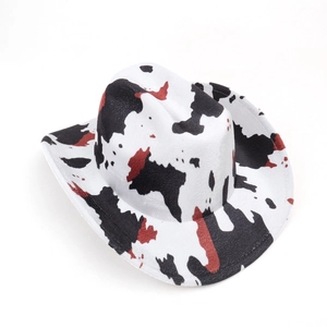 Vue de dessus du chapeau de cowboy à motif vache tricolore avec bord incurvé classique