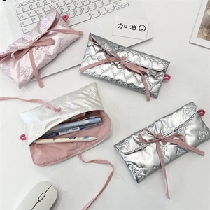 Trousse à crayons matelassée avec nœud en satin et fermeture par ruban