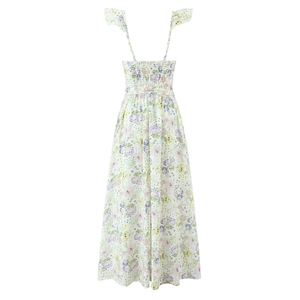 Robe longue fleurie avec bustier corset et fleurs violettes sur fond blanc