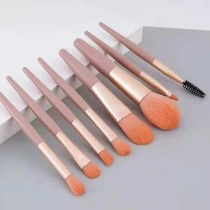 Hochwertiges 8-teiliges Make-up Pinselset mit mattrosa Griffen und weichen Borsten