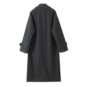 Détail de la coupe arrière et des poignets à boucle du manteau long gris foncé