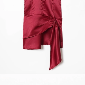 Mini robe élégante en satin rouge avec détail de nœud stylé et texture drapée