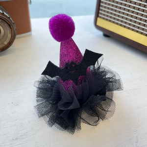 Détail d'un mini chapeau d'Halloween à paillettes violettes avec chauve-souris en feutre noir