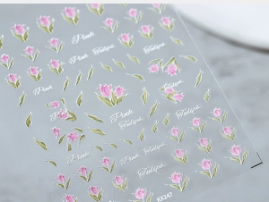 Makroansicht von 3D-Nagelstickern mit rosa Tulpenmotiven und Blättern KX247