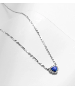 Détail du collier en argent 925 avec pendentif cœur, opale bleue et petites pierres