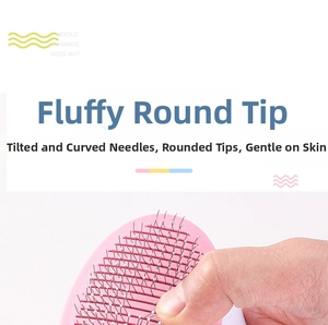 Détail de la brosse pour animaux avec aiguilles métalliques souples et pointes rondes