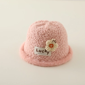 Detailansicht von rosa Plüsch-Anglerhut mit Webblume und Lucky-Etikett-Detail