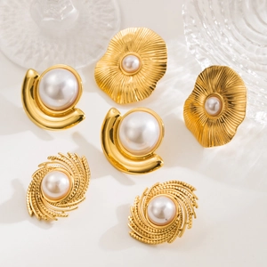 Trois paires de boucles d'oreilles vintage en acier doré et perles sur fond blanc