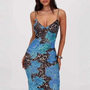 Detail von V-Ausschnitt Kleid mit Leoparden- und blauem Blumenmuster im Slim-Fit