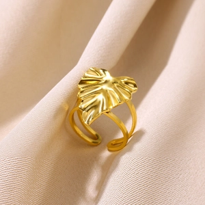Detailed view of the 18K gold-plated irregular heart texture on a dual-band ring
