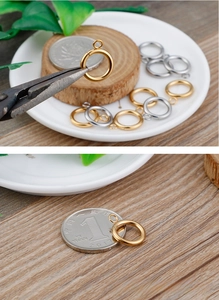 Dettaglio macro di chiusure ad anello a molla in oro e argento per gioielli fai da te