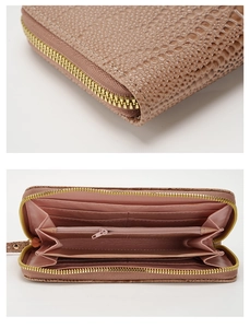 Cartera larga rosa con textura de cocodrilo muestra ranuras y cremallera dorada fina