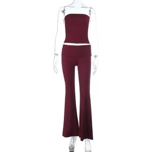 Détail de l'ensemble haut bustier bordeaux et pantalon pattes d'eph taille haute