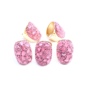 Fünfteiliges Set mit unregelmäßigen rosa Kristallringen und goldener Hammerschlag-Optik
