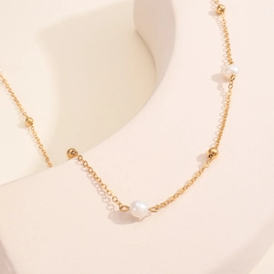 Collana a catena tonda placcata oro 18 carati con perle bianche per donne eleganti
