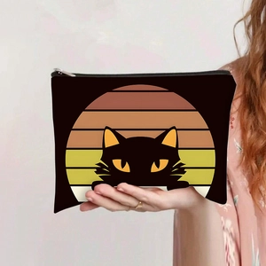 Détail de l'imprimé chat vintage sur la trousse à maquillage noire en toile avec zip