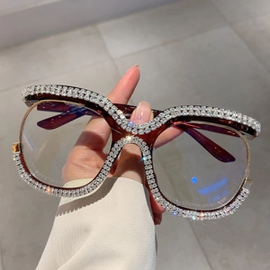 Détails de lunettes œil-de-chat surdimensionnées avec strass en cristal sur monture rouge foncé