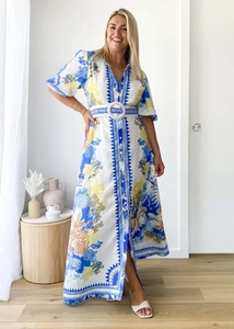 Dettaglio di un abito con stampa floreale boho, bottoni frontali e cintura in vita