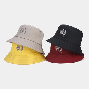 Cappelli a secchiello in cotone con ricamo sole e luna in beige nero giallo e rosso
