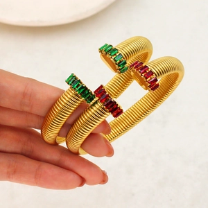Bracciale rigido a spirale dorata con zirconi verdi e rossi per uomo e donna