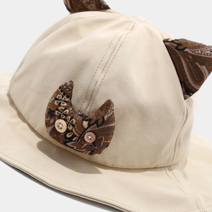Cappello beige a secchiello con orecchie di gatto e dettagli patchwork paisley