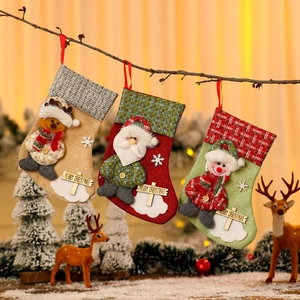 Trois chaussettes de Noël en lin avec renne, Père Noël et bonhomme de neige sur branche
