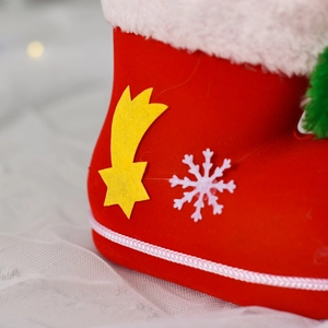 Detailansicht eines roten Weihnachtsstiefels mit Kunstfellbesatz und Sternenmotiv