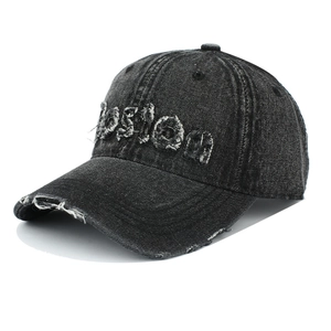 Detailansicht der verwaschenen Denim-Textur und Boston-Stickerei auf der Kappe