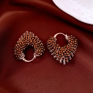 Élégantes boucles d'oreilles créoles cœur avec perles de verre marron et finition or rose