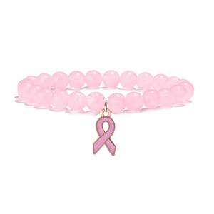 Gros plan d'un bracelet en quartz rose avec pendentif ruban et reflets délicats