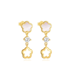 Vue détaillée des boucles d'oreilles fleurs en argent S925 avec nacre blanche et zircon