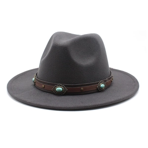 Détail du chapeau en laine gris avec ruban en cuir brun, turquoise et rivets