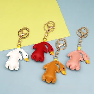 Bunte PU-Leder Gänse-Schlüsselanhänger in Rot, Weiß, Orange und Rosa mit goldenen Clips