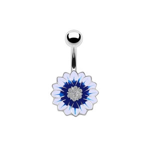 Nahaufnahme eines Sonnenblumen-Bauchnabelpiercings mit blauem Emaille und Zirkon-Steinen