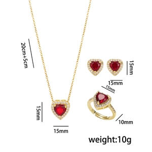 Parure en acier titane doré avec collier, boucles d'oreilles et bague cœur rouge
