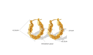 Détails de boucles d'oreilles dorées en U avec texture martelée, perles et zircons