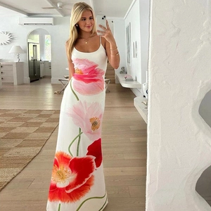 Robe longue blanche à bretelles dos nu avec imprimé floral de coquelicots rouges