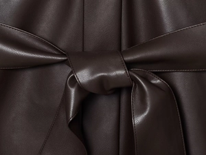 Vue détaillée de la ceinture nouée sur ce manteau long en similicuir marron foncé chic