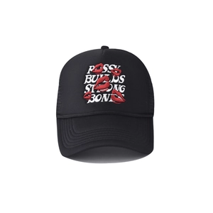 Détail de la broderie 3D et des lèvres rouges sur la casquette trucker noire en mesh
