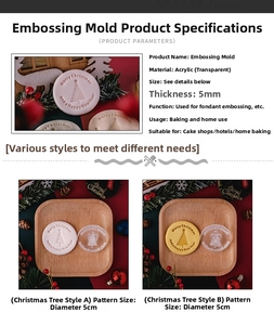 Makroansicht der 5cm Acryl-Prägeform mit Weihnachtsbaum-Motiv für Fondant und Kuchen