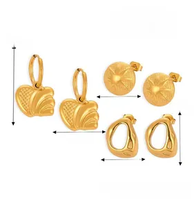Détails des boucles d'oreilles en acier titane plaqué or 18 carats avec dimensions